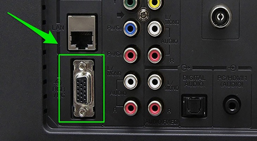 Gắn đầu cáp VGA vào cổng VGA trên máy tính
