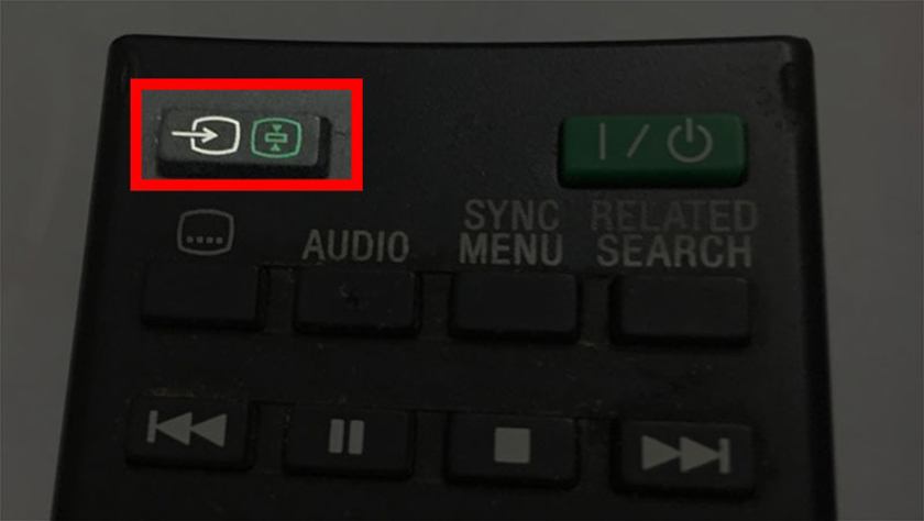 Trên tivi, sử dụng remote vấn vào nút chọn nguồn vào.