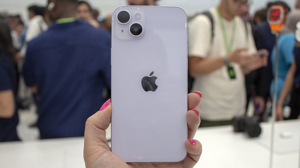 Giá iPhone 14 Plus bao nhiêu? Kích thước thế nào?