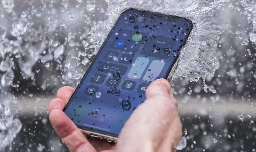 iphone bị ngấm nước gây chảy mực