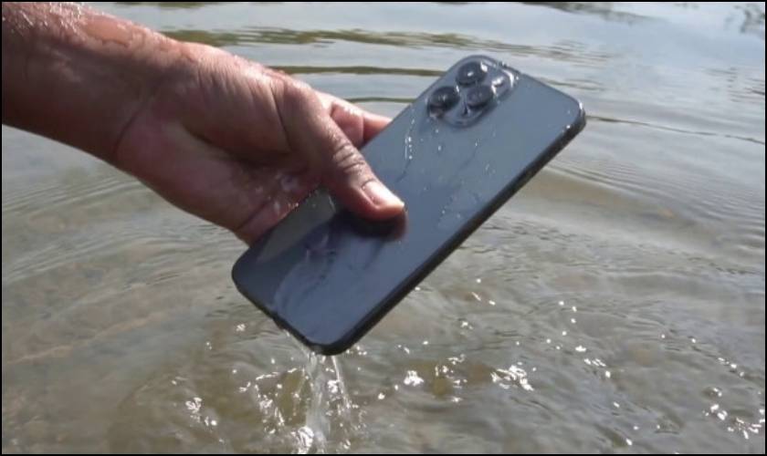 Màn hình iPhone 12 Pro Max tiếp xúc với nước hoặc bị ẩm ướt