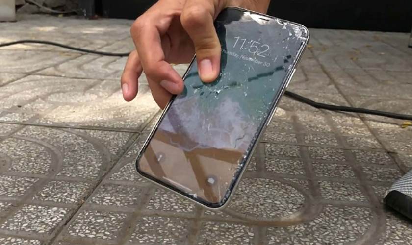Có nên tiếp tục sử dụng điện thoại iPhone 8 Plus khi màn hình bị hư hỏng không?